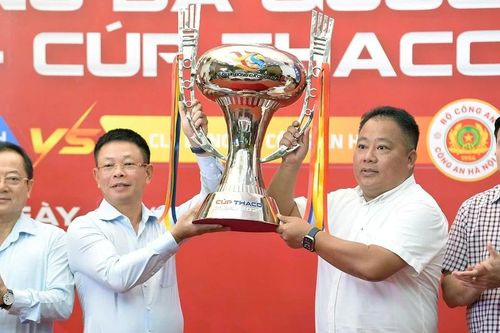 Cận cảnh chiếc Cúp siêu đặc biệt của Siêu Cúp Bóng đá Quốc gia 2024/25
