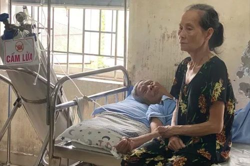 Trao tiền bạn đọc giúp 2 bệnh nhân nghèo ở Huế