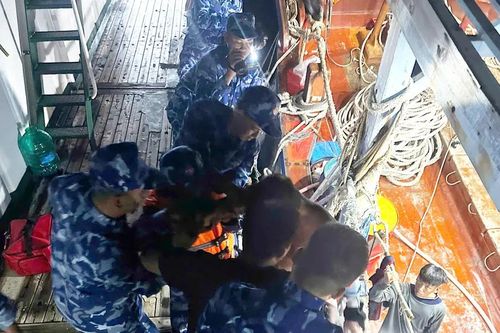 Kịp thời cứu nạn thuyền viên bị gãy tay trên biển