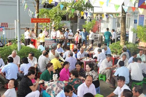Lãnh đạo phường Thủ Dầu Một, TPHCM: Cà phê, ăn sáng với người dân