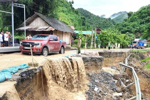 Nghệ An: Quốc lộ 16 tiếp tục bị sạt lở