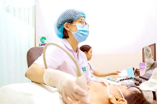 Tăng phụ cấp, tiếp động lực cho nhân viên y tế