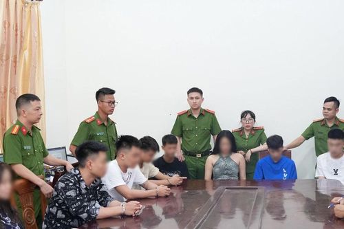 Bắt nhóm đối tượng mở tiệc ma túy trong phòng hát karaoke ở Nghệ An