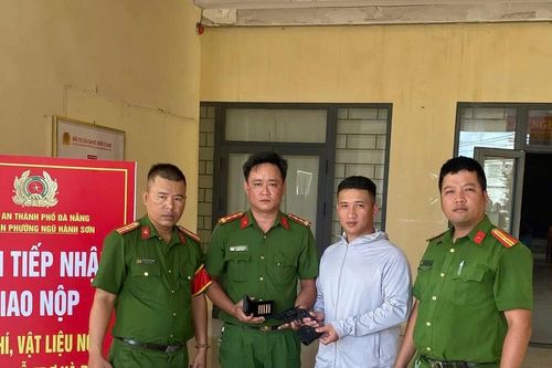 Người dân Đà Nẵng tự nguyện giao súng cùng 5 viên đạn