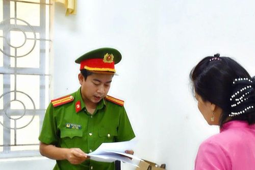 Bé 14 tháng bị bạo hành qua đời, có chuyển tội danh bảo mẫu?