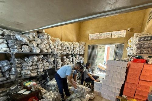 Thu giữ hơn 1.400 sản phẩm nghi giả The North Face, Adidas, Crocs tại Hà Nội
