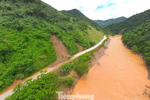 Hàng loạt điểm sạt lở trên quốc lộ 7 nối các xã miền Tây xứ Nghệ