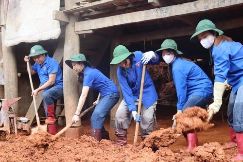 Gác việc nhà, xông pha cứu trợ