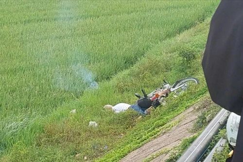 Phát hiện thi thể người đàn ông cạnh xe máy bên bờ ruộng