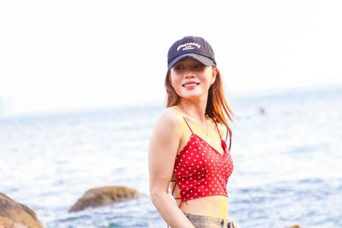 Nắng cháy da, giới trẻ đổ về ghềnh đá Sơn Trà giải nhiệt