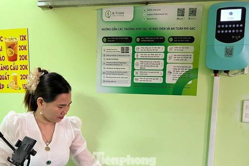 Quán cà phê kiêm trạm sạc xe điện: Chủ quán 'vừa làm vừa dò'