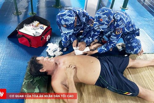 BTL Vùng Cảnh sát biển 4 kịp thời hỗ trợ ngư dân gặp nạn trên biển