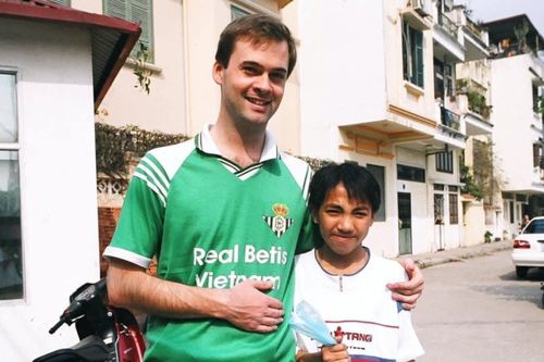 Cậu bé sứt môi ở Thanh Hóa đổi đời kỳ diệu sau cái nắm tay của vị khách Tây xa lạ