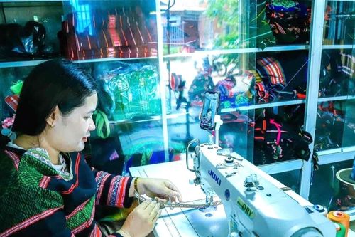 Phụ nữ người Mạ ở Lâm Đồng đưa thổ cẩm lên sàn online