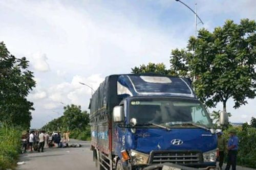 Hai vợ chồng đi xe máy điện tử vong sau va chạm với ô tô tải