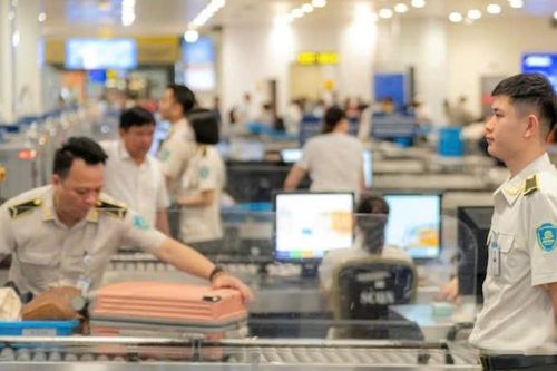 Hàng triệu khách phải cởi giày, thắt lưng qua an ninh sân bay: Vì sao không bỏ?