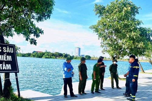 Hành động nguy hiểm của nhóm người tại hồ nước, cảnh sát Ninh Bình vào cuộc