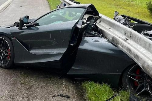 Siêu xe McLaren 720S nát tươm sau tai nạn, số phận người lái gây bất ngờ