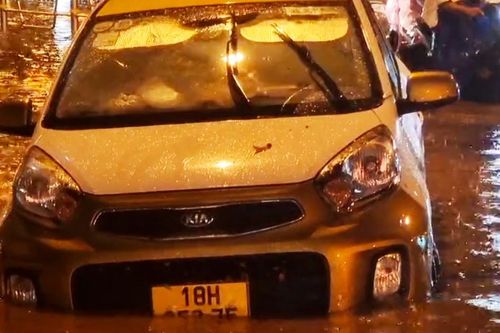 Mưa 'vàng' giải nhiệt đổ xuống Hà Nội, ô tô chết máy nằm giữa đường ngập sâu