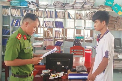 Khởi tố, bắt tạm giam gã thanh niên cướp giật tài sản tại tiệm vàng
