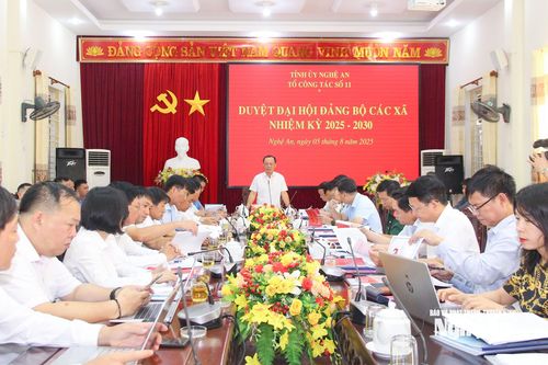 Đồng chí Phan Đức Đồng chủ trì duyệt đại hội Đảng bộ 4 xã: Nhôn Mai, Hữu Khuông, Yên Na, Lượng Minh