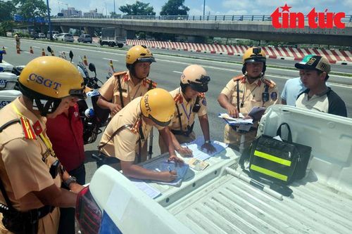 TP Hồ Chí Minh: CSGT lập chốt kiểm tra xe khách, xe hàng phát hiện nhiều vi phạm