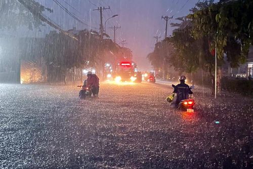 Mưa lớn, nhiều tuyến đường TP Hồ Chí Minh chìm trong biển nước