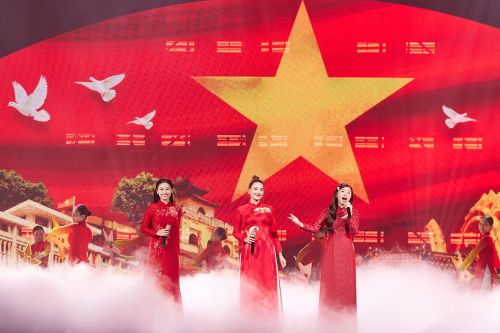 Chương trình 'Khát vọng cống hiến': Sao mai Nguyễn Thu Hằng xúc động hát giữa hàng ngàn chiến sĩ