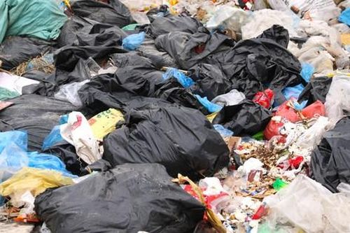 Đi đổ rác, người đàn ông bất ngờ phát hiện vật nguy hiểm vội báo và giao nộp cho công an
