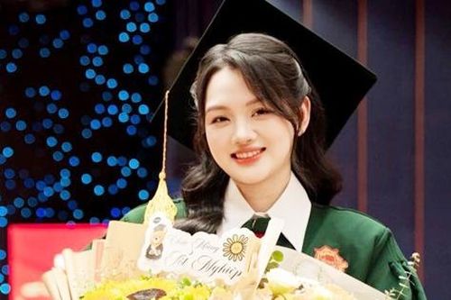 Cựu VĐV bóng chuyền Thu Hoài rạng ngời đón niềm vui
