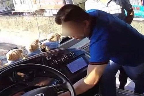 Công an thông tin vụ người đàn ông tự ý rút chìa khóa xe khách trên vành đai 3