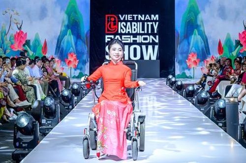 Dàn người mẫu đặc biệt đi xe lăn, chống nạng trình diễn thời trang