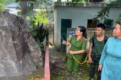 Phụ nữ Công an tỉnh Điện Biên chung tay phòng chống dịch bệnh sau mưa lũ