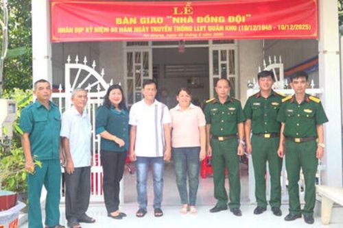Bàn giao nhà đồng đội cho gia đình quân nhân Nguyễn Tuấn An