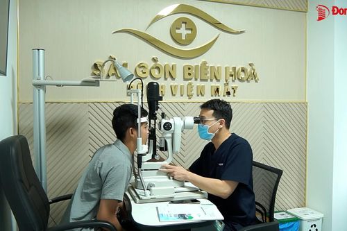 Lấy dị vật là miếng sắt trong mắt bệnh nhân nam