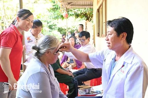 Khám bệnh miễn phí cho 200 người dân xã Nha Bích