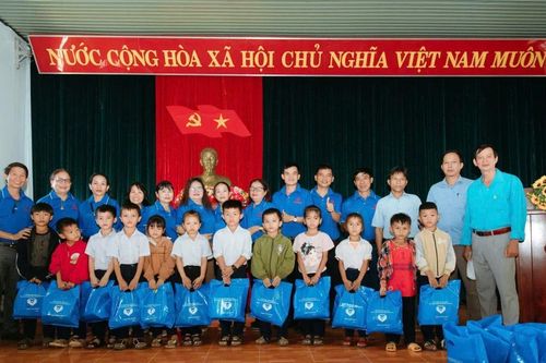 Trao quà cho học sinh có hoàn cảnh khó khăn của Trường Tiểu học Bok Tới