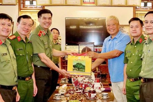 Công an tỉnh tri ân các thế hệ lãnh đạo nhân kỷ niệm 80 năm Ngày truyền thống Công an nhân dân Việt Nam (19/8/1945 - 19/8/2025)