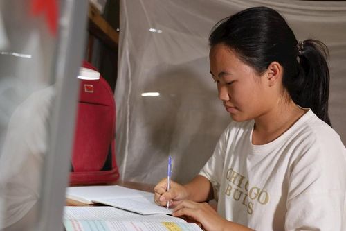 Cô học trò người Mông và hành trình vượt núi đến trường