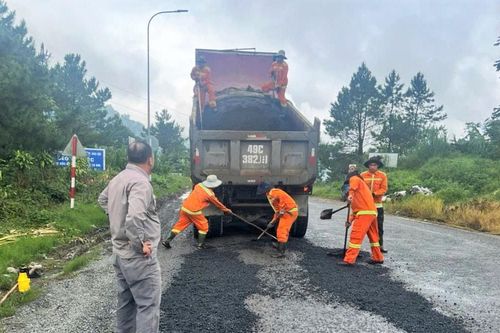 Dặm vá 10 điểm hư hỏng trên đèo Bảo Lộc