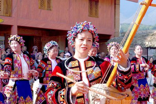 Sắc váy Lô Lô trong điệu vòng ngày hội