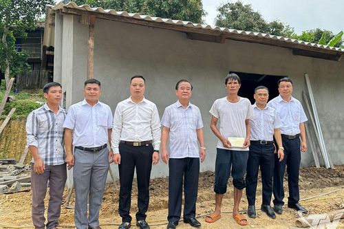 Trao 100 triệu đồng hỗ trợ xã Xuân Dương xóa nhà tạm, dột nát