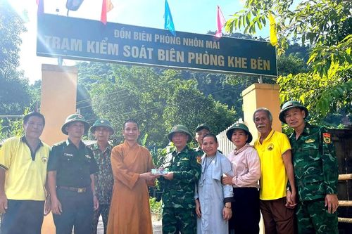 Các chùa, câu lạc bộ thăm và trao quà đến bà con bị ảnh hưởng bão lũ tỉnh Nghệ An
