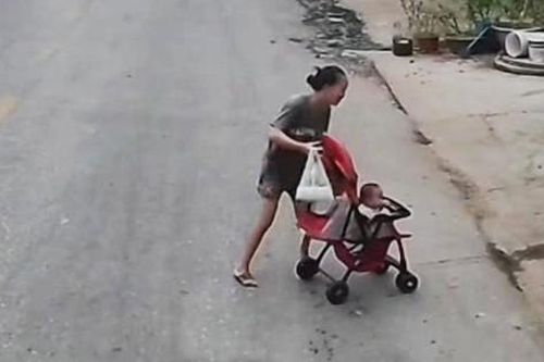 Tài xế phanh gấp tránh xe nôi chở trẻ sơ sinh