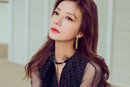 Triệu Vy gặp 'biến' với tài sản trị giá 58 tỷ đồng
