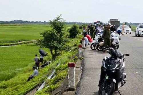 Người đàn ông tử vong cạnh xe máy bên quốc lộ 15D ở Quảng Trị
