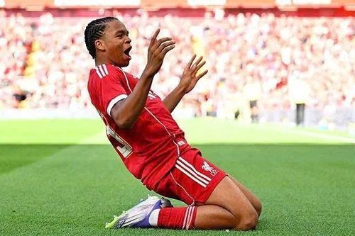 Thần đồng 16 tuổi đang gây sốt trong màu áo Liverpool là ai?