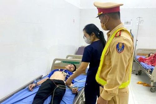 CSGT Lâm Đồng dùng xe đặc chủng đưa thanh niên bị nhồi máu cơ tim đi cấp cứu