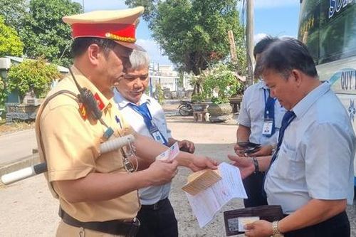 Cảnh sát giao thông Gia Lai tổng lực kiểm tra, xử lý xe khách trên quốc lộ
