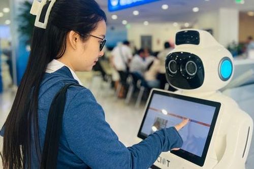 Người dân Hà Nội trải nghiệm 15 tiện ích miễn phí ở trung tâm hành chính công